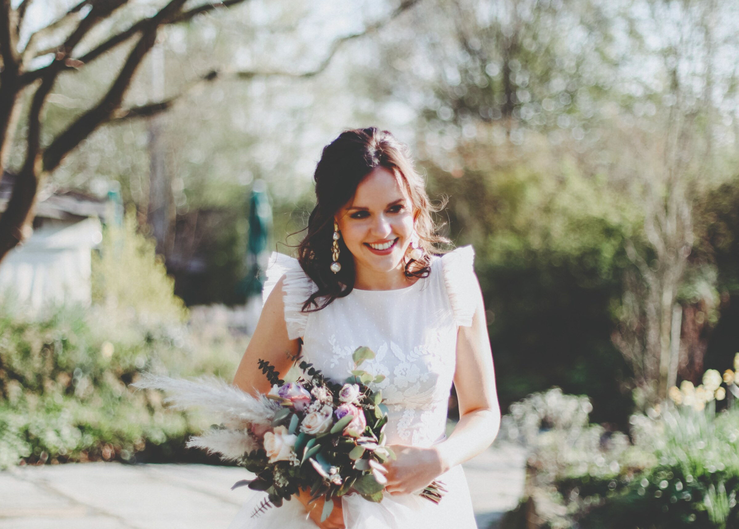 Braut mit Brautstrauß bei der skandinavischen Winterhochzeit